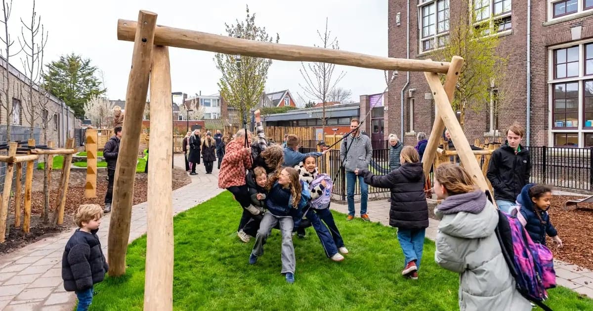 Alkmaar opens renovated and climate-adaptive schoolyard in the Spoorbuurt
