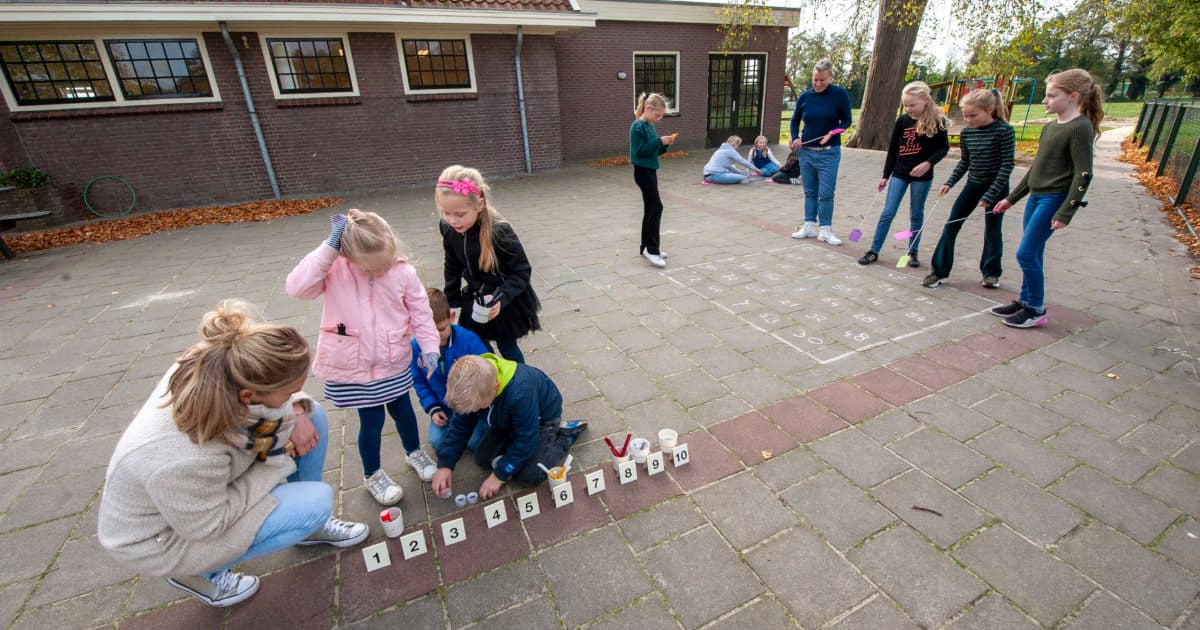 Primary school De Wiene receives certificate for outdoor lessons
