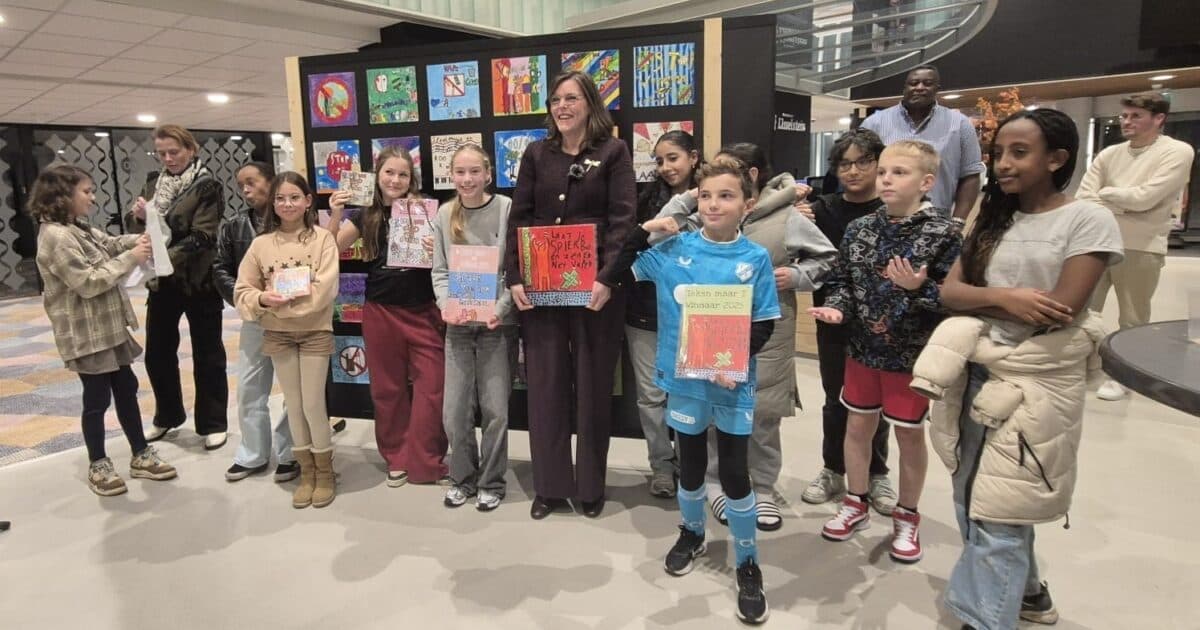 Primary school pupils from IJsselstein design paving tile against smoking and vaping