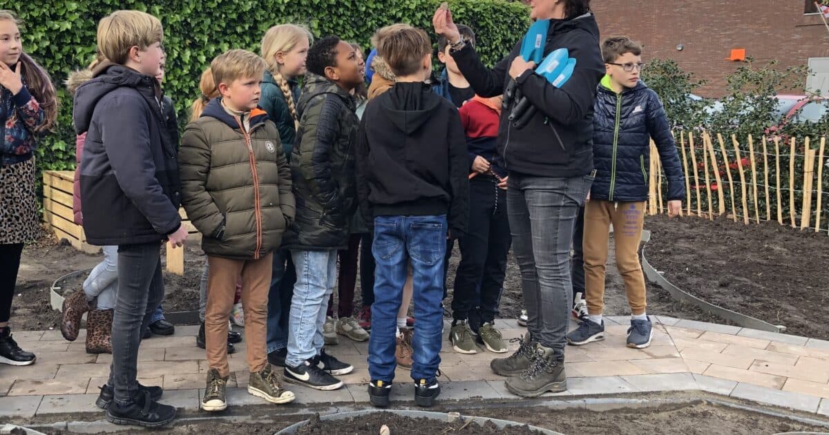 Big Potato Lesson during National Outdoor Learning Day at the opening of the neighborhood school garden