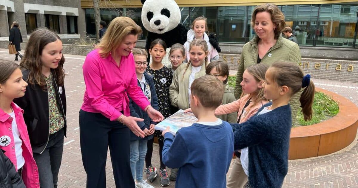 Primary school pupils present advice on nature in the Netherlands to Minister Van der Wal