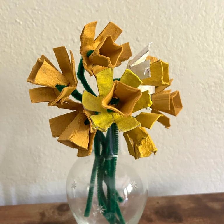 Elementary school Lesson Idea | Egg Carton Daffodils