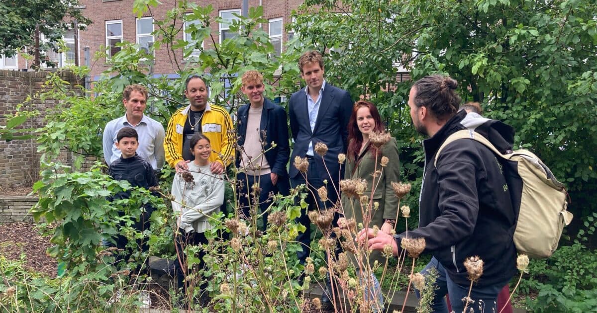Politicians see happy children at Rotterdam’s green and healthy school playground