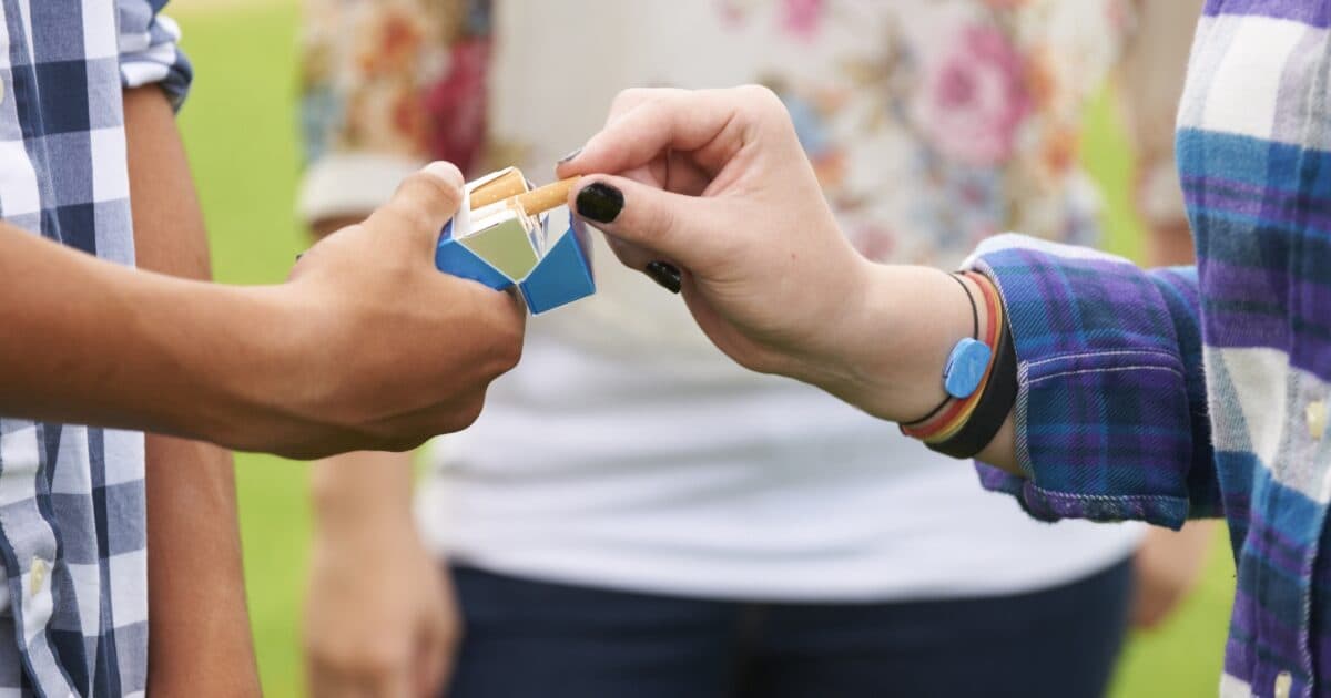 Quit-smoking help in your pocket: can young adults quit this way?