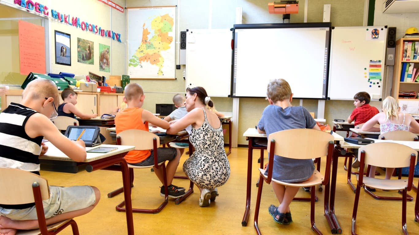 How education professionals interact with children who display hyperactive and distractible behavior