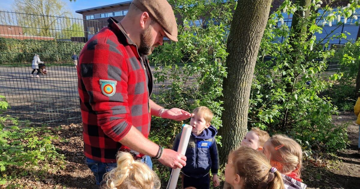 Primary school De Bonckert enjoys an outdoor lesson with forest ranger Tim
