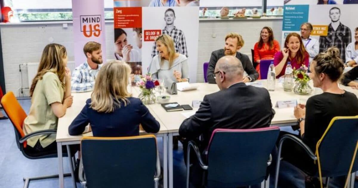 Minister and Queen Máxima discuss the well-being of pupils and students