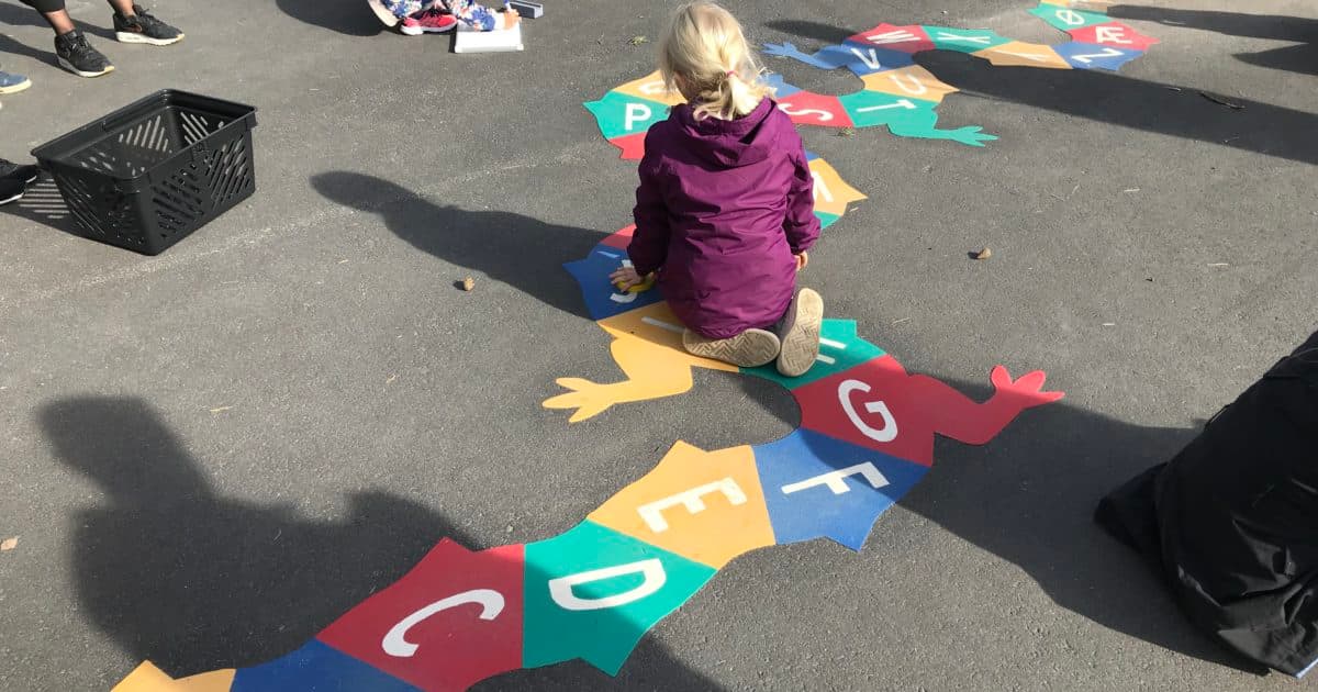 Outdoor active learning with the alphabet snake