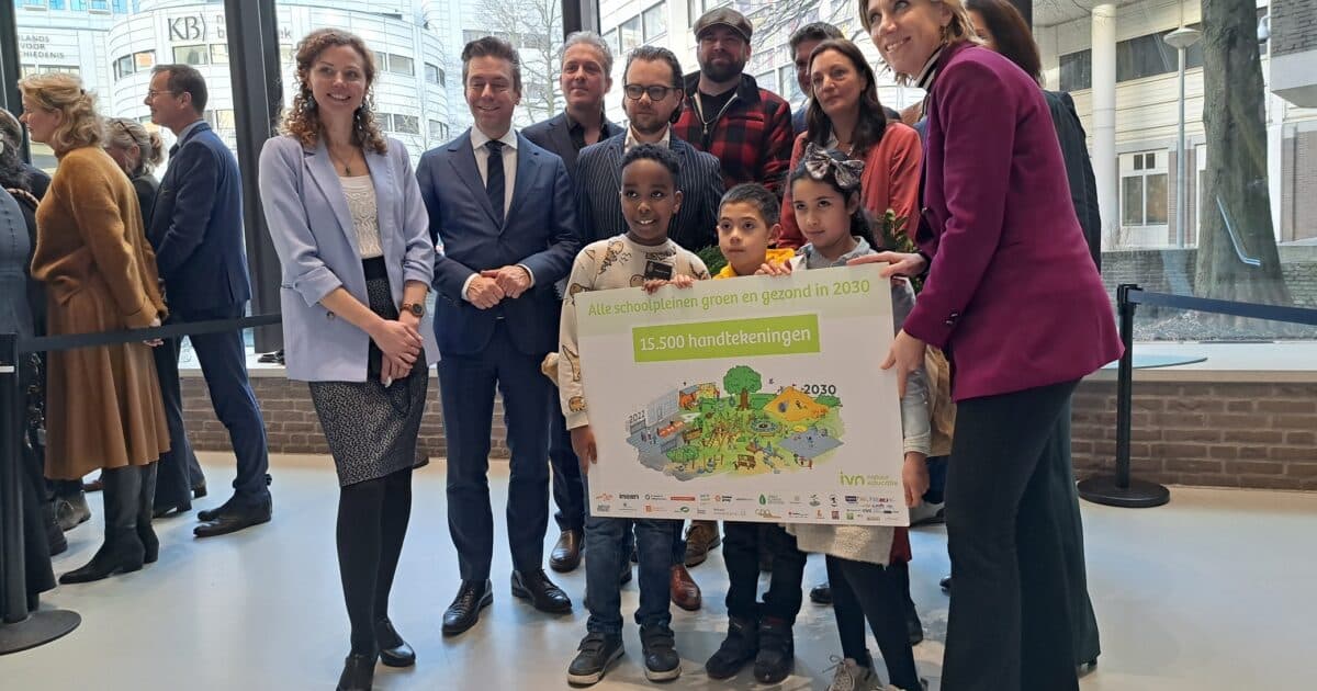 Petition for healthy and green schoolyards presented to the House of Representatives