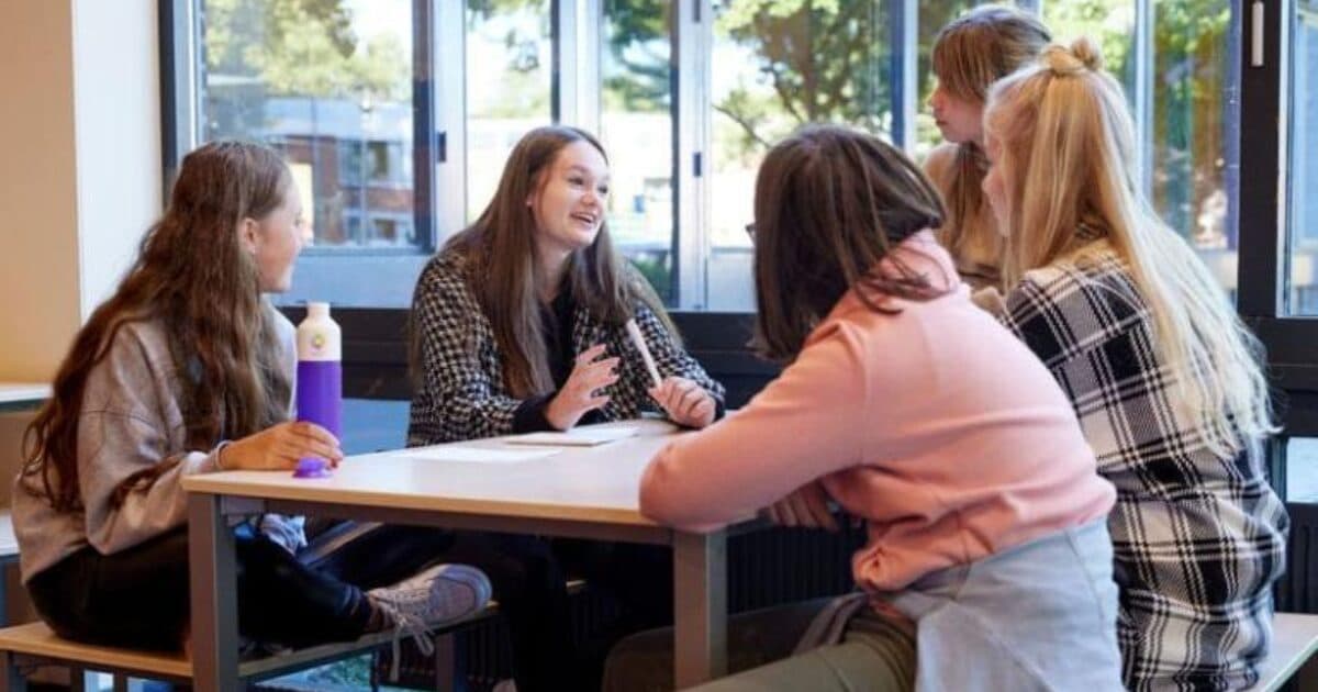 Discussion cards encourage pupils and students to think about a healthy lifestyle